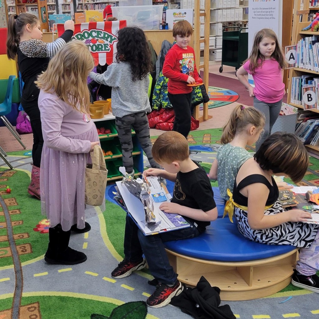 Elementary students visiting library